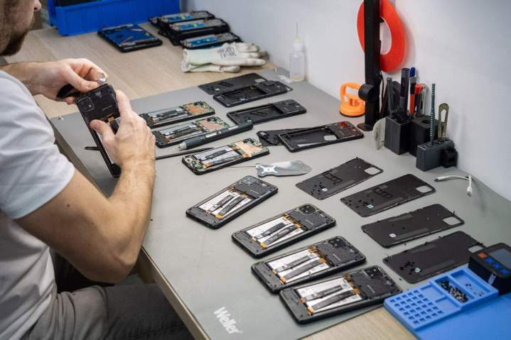 Réparation d'appareils informatiques et de téléphones mobiles